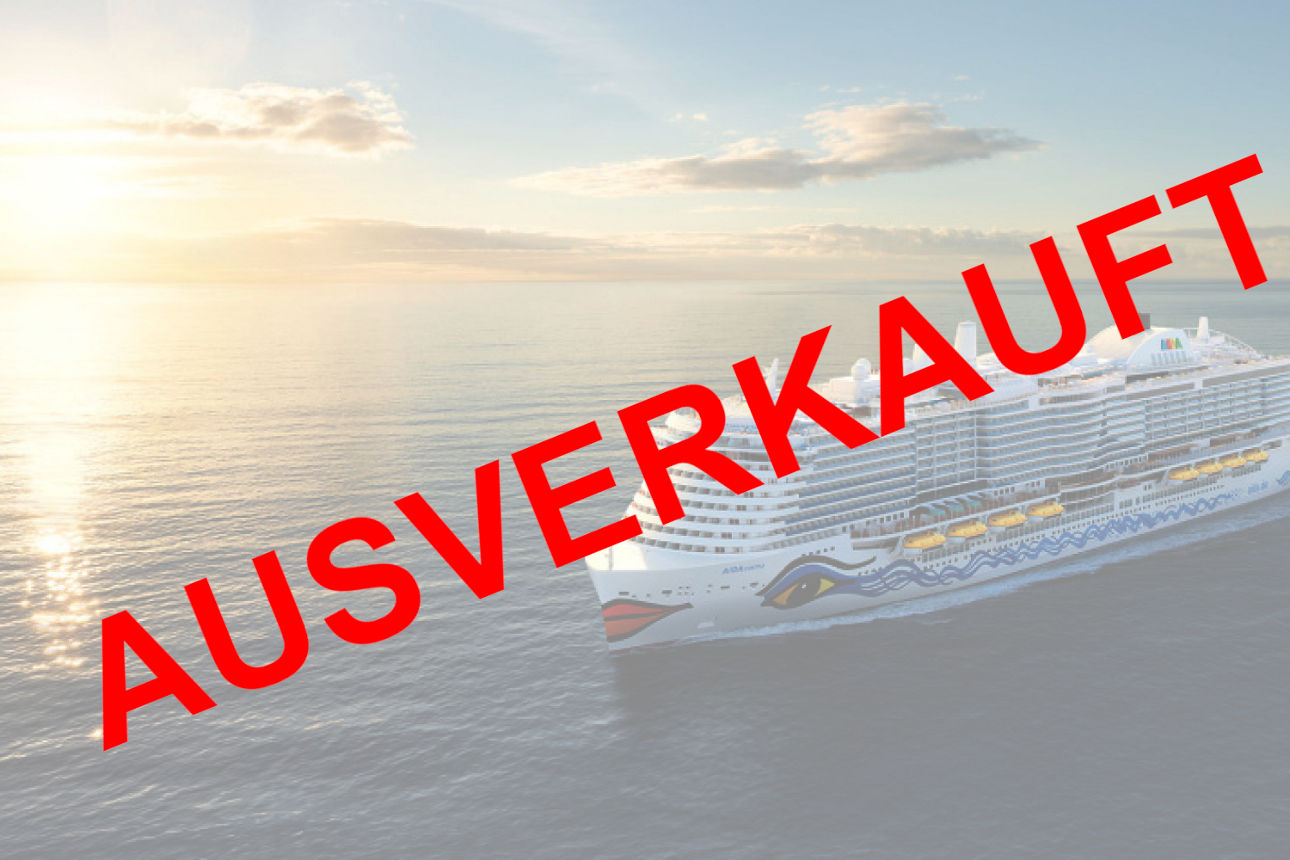 Kreuzfahrtschiff AIDA fährt bei Sonnenuntergang auf ruhiger See mit großem Hinweis Ausverkauft