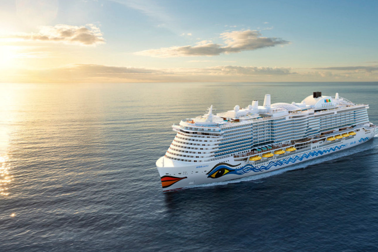 Bild von einem AIDA Kreuzfahrtschiff auf dem Meer mit Sonnenuntergang im Hintergrund