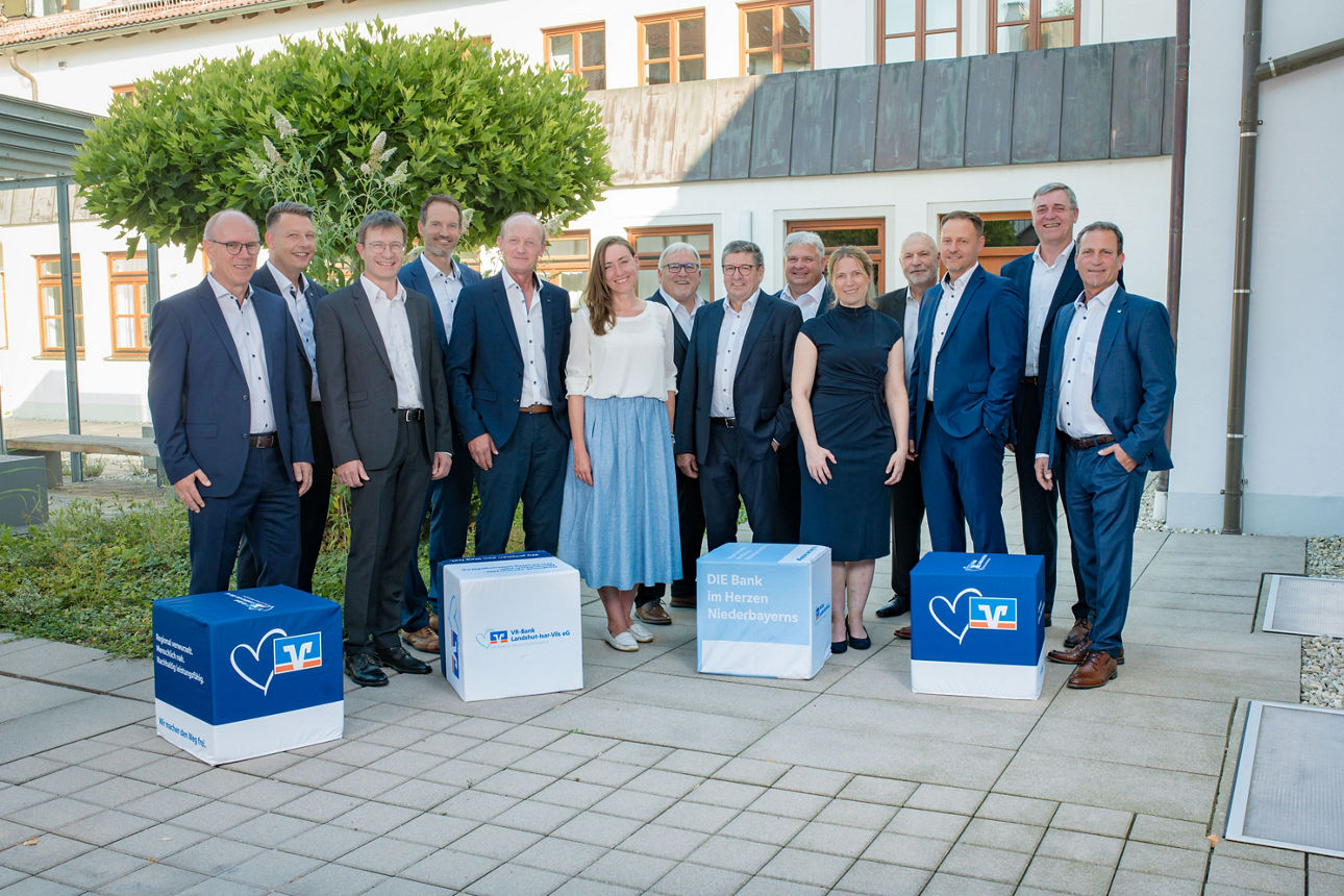 Aufsichtsrat und Vorstände der VR-Bank Landshut-Isar-Vils eG 
