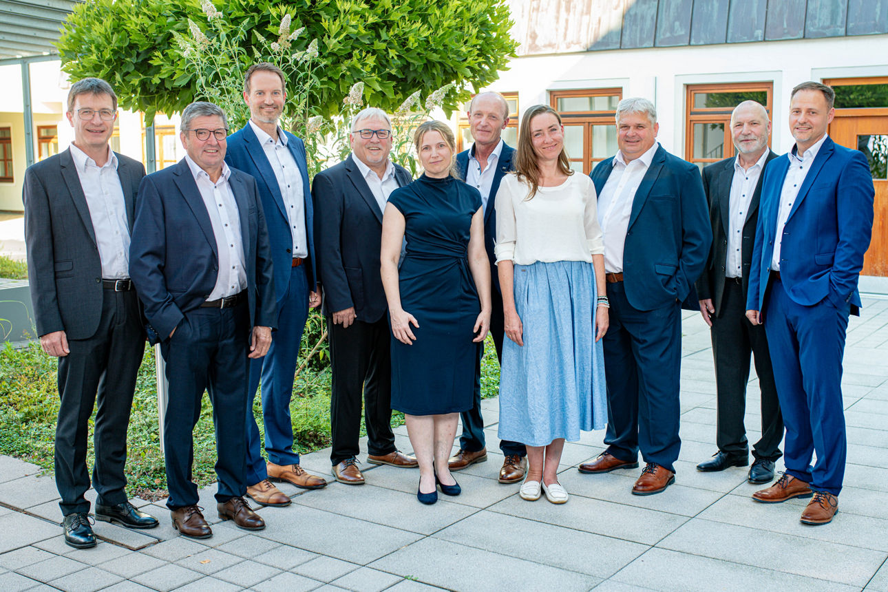 Eine Gruppe von erwachsenen Menschen lächelt in die Kamera