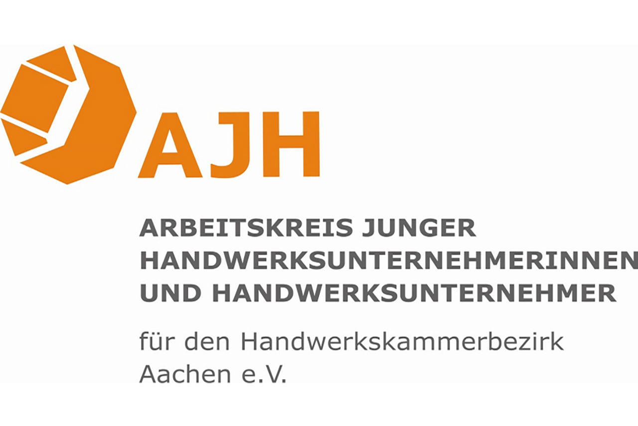 Männer unterhalten sich in einem Lager
