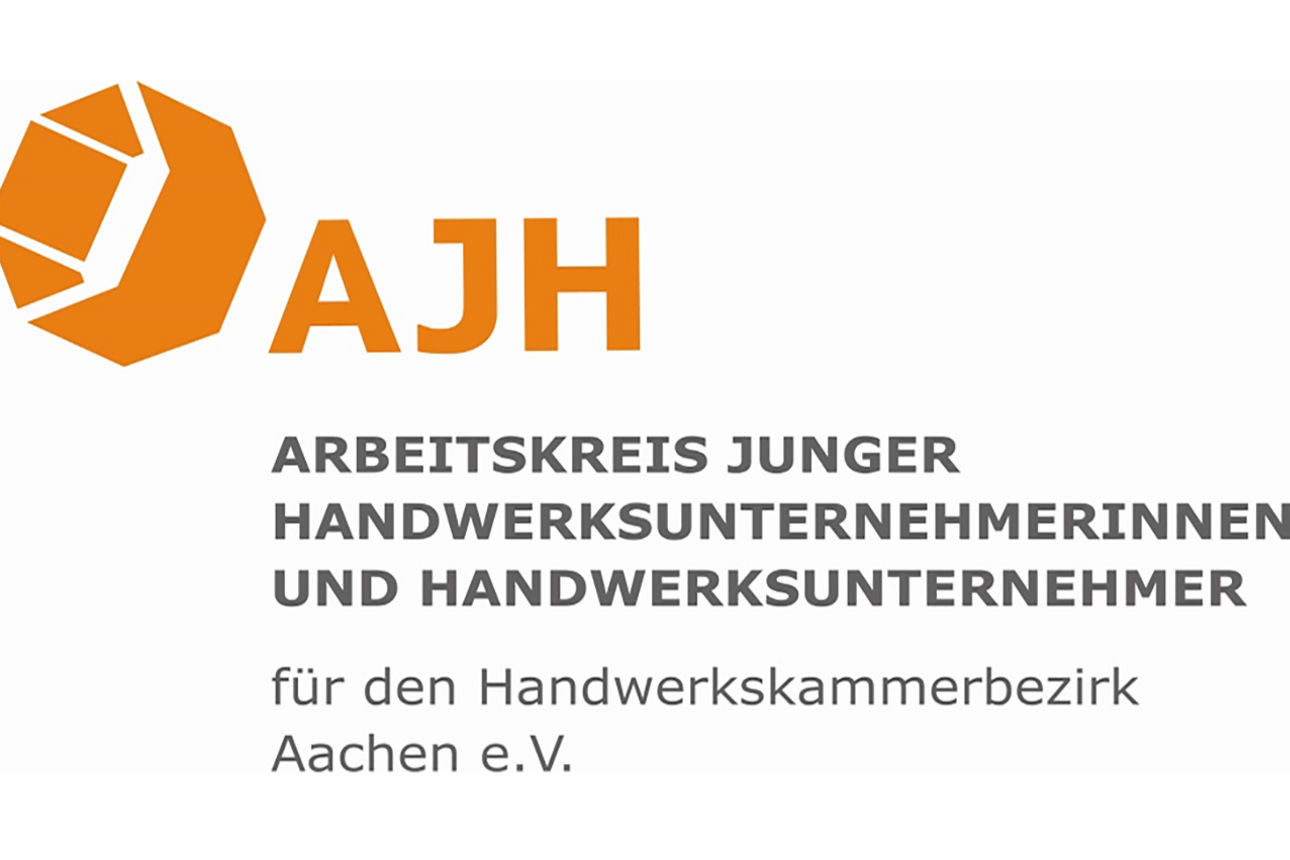 Männer unterhalten sich in einem Lager
