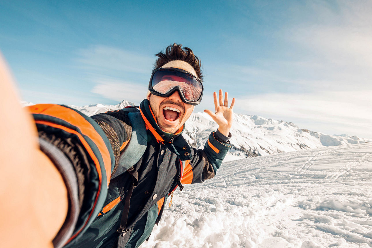 Ein Mann macht Selfie im Schnee