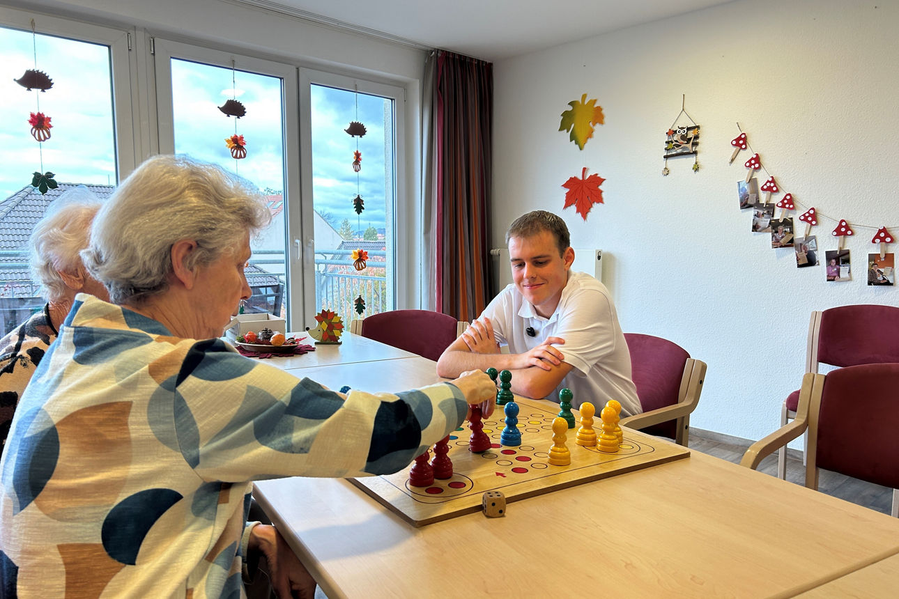 Maximilian hatte beim "Mensch ärgere dich nicht" keine Chance.