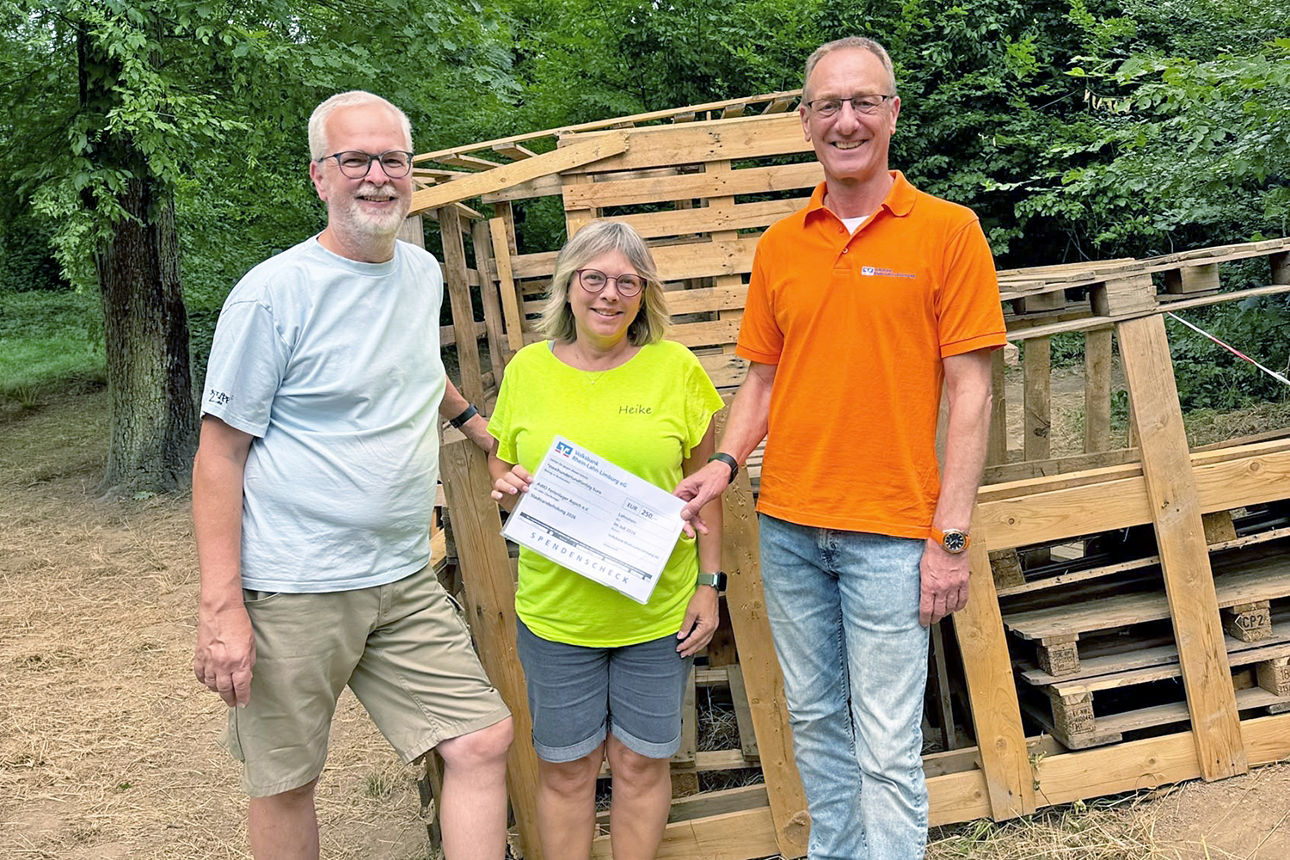 Günter Groß übergibt eine Spende an die Ferienfreizeit AWO in Lahnstein