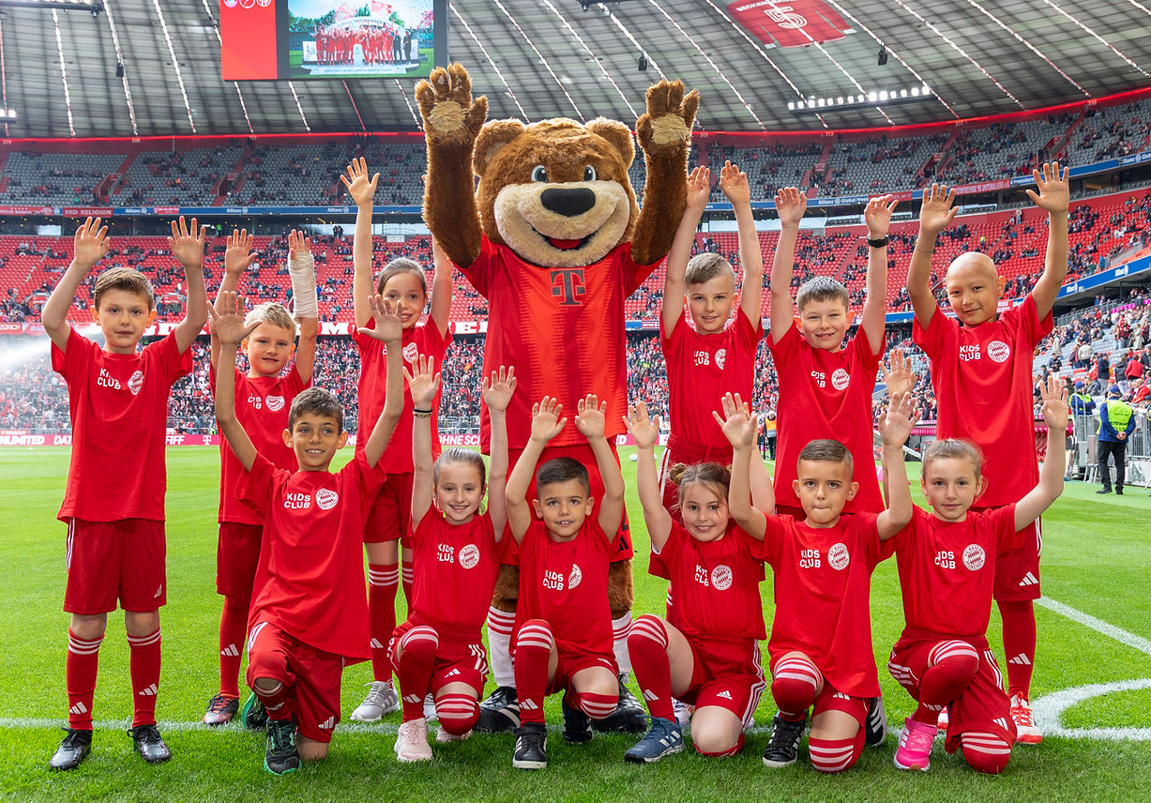 FC Bayern Einlaufkinder und Berni