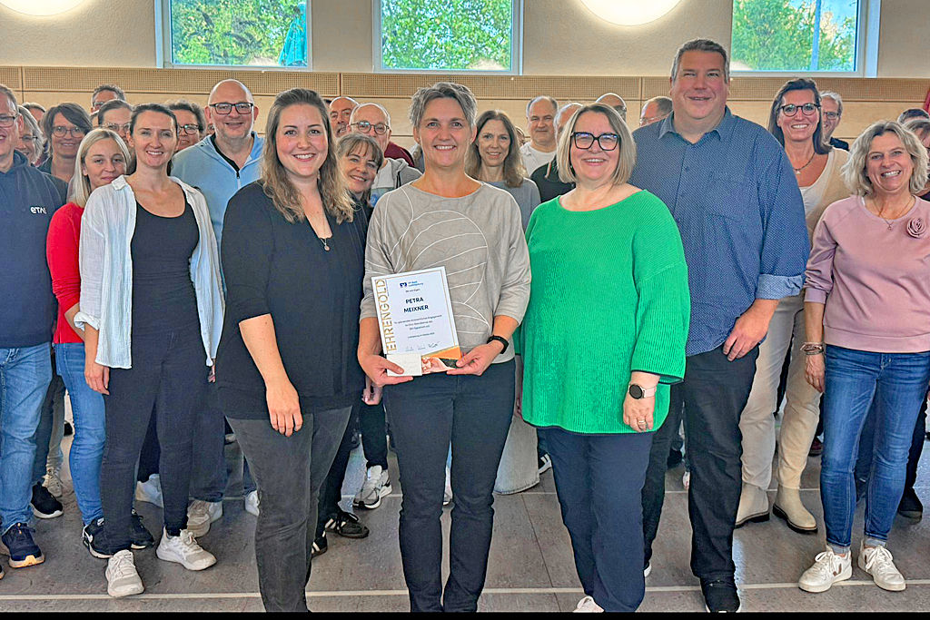 Übergabe der Ehrengoldurkunde 