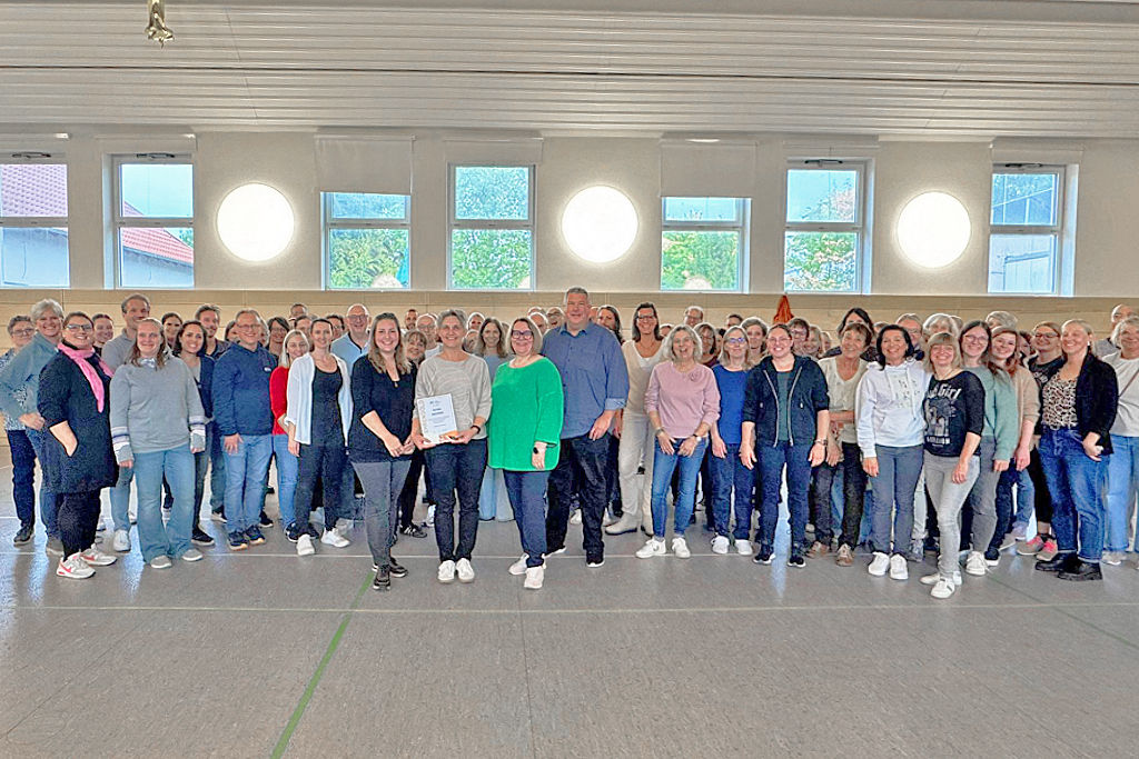 Übergabe der Ehrengoldurkunde Gruppenbild