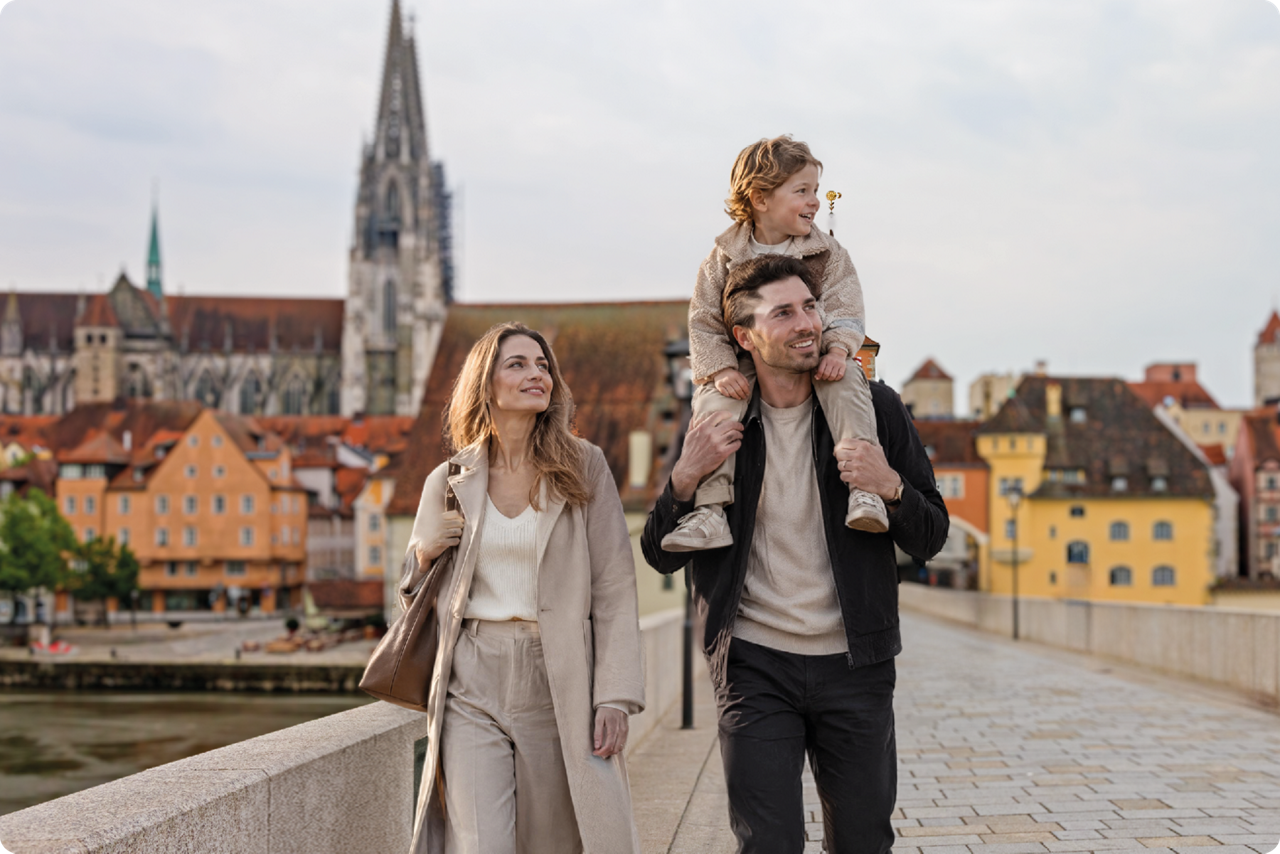 Frau hält girocard