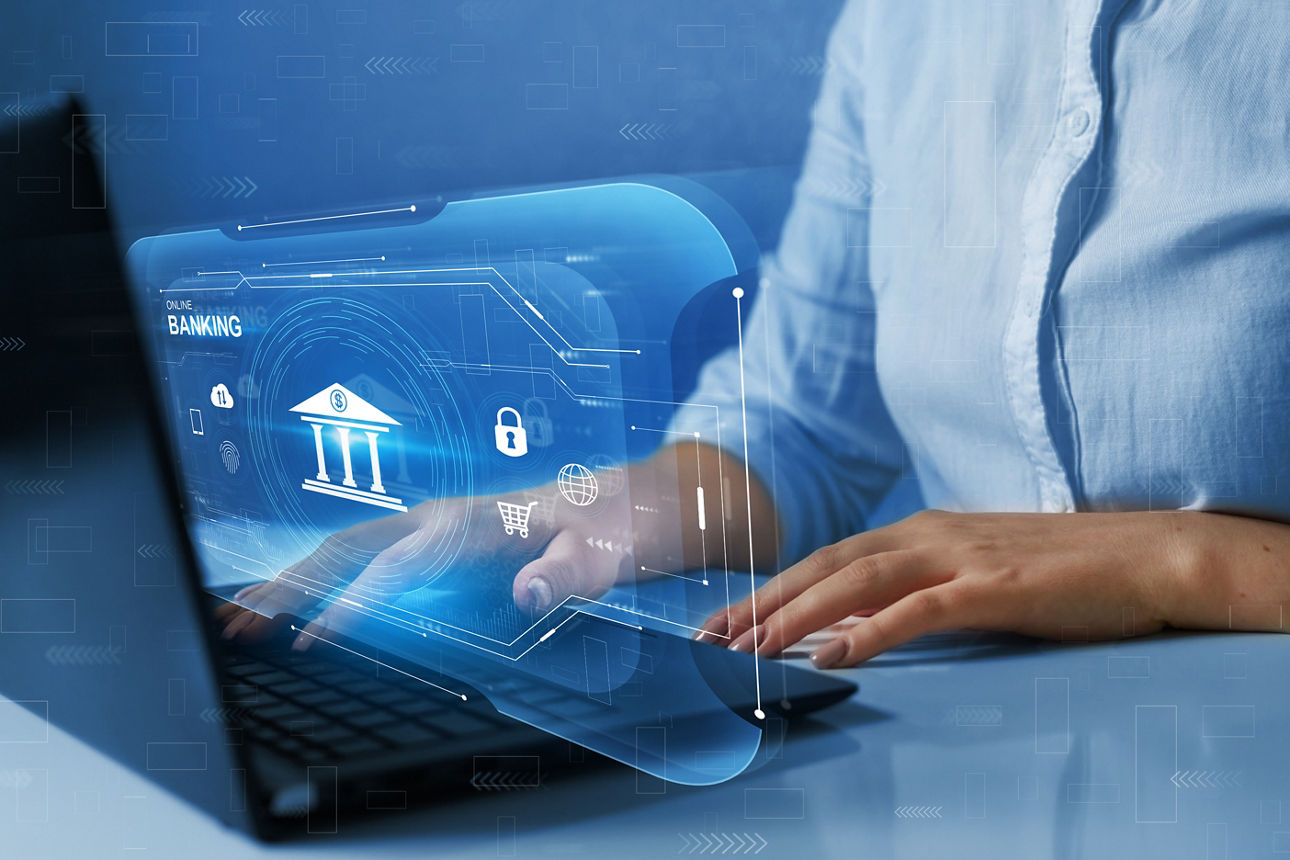 Person arbeitet am Laptop mit digitalem Interface für Online-Banking und Sicherheitssymbolen.