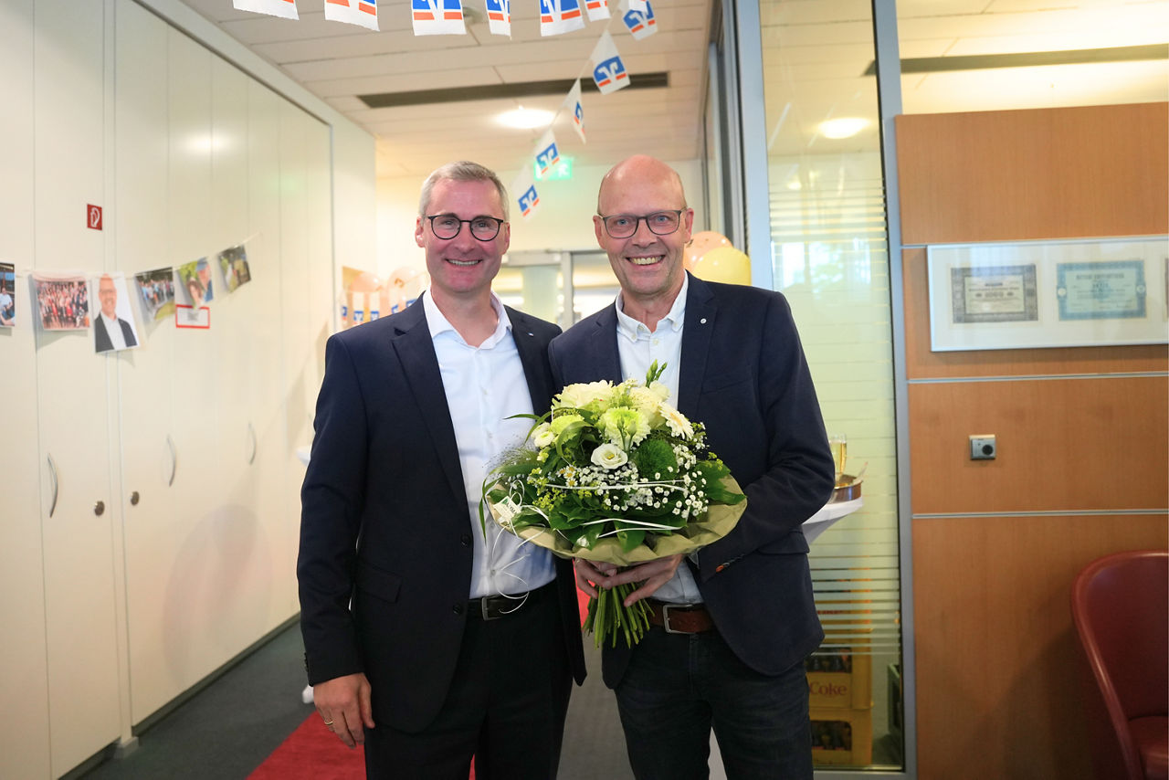 Herbert Hermes und Johannes Mählmeyer mit einem Blumenstrauß