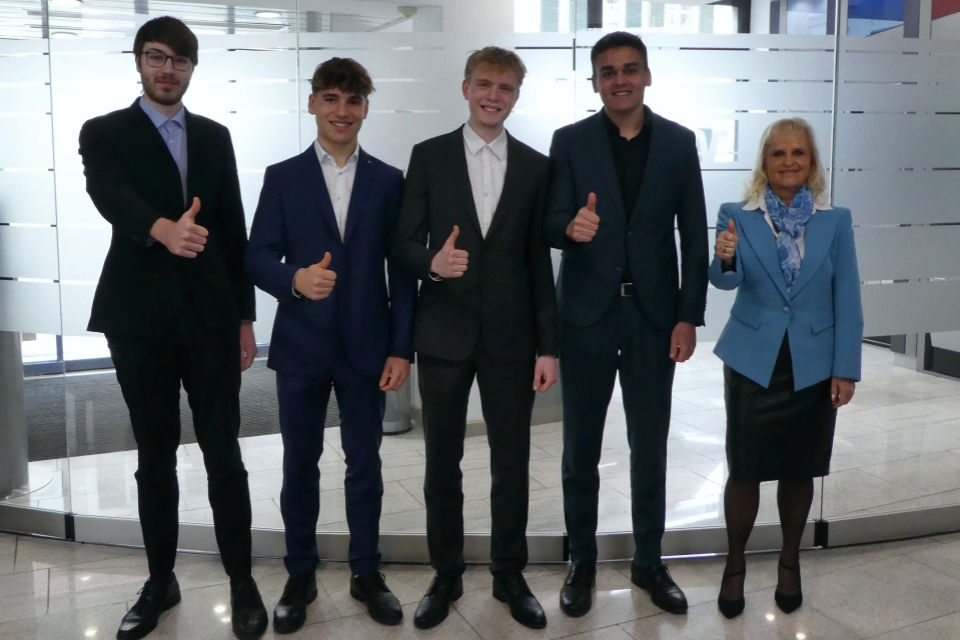 Gruppenfoto der vier Auszubildenden zusammen mit der Ausbilderin.