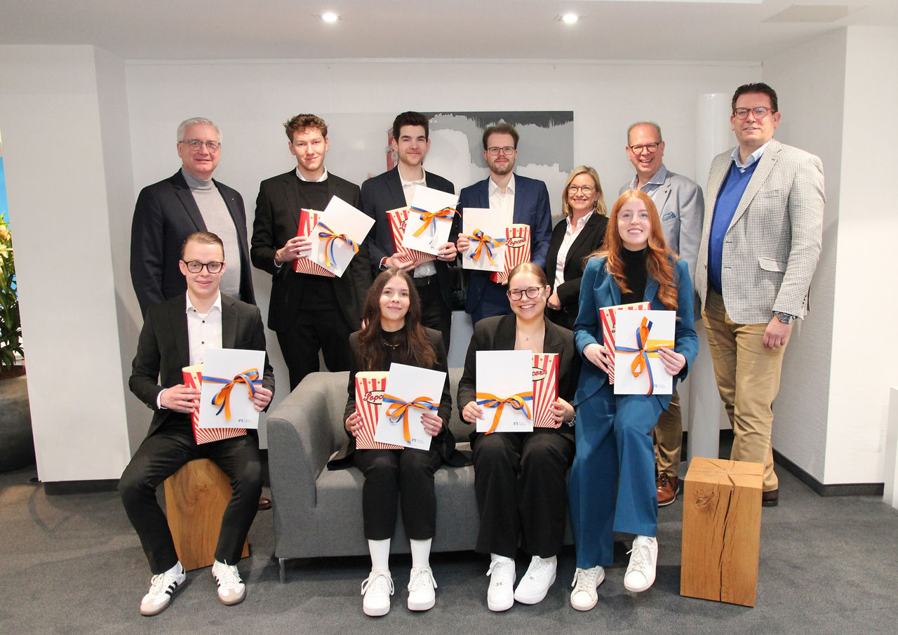 Gruppenfoto Azubis und Vorstand