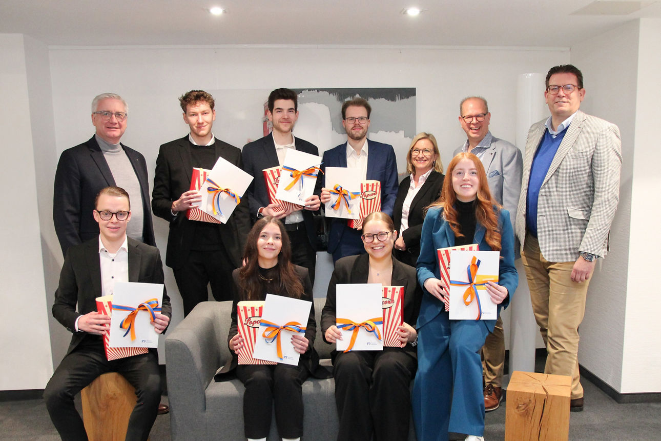 Abschlussfoto Azubis mit Vorstand und Personalabteilung