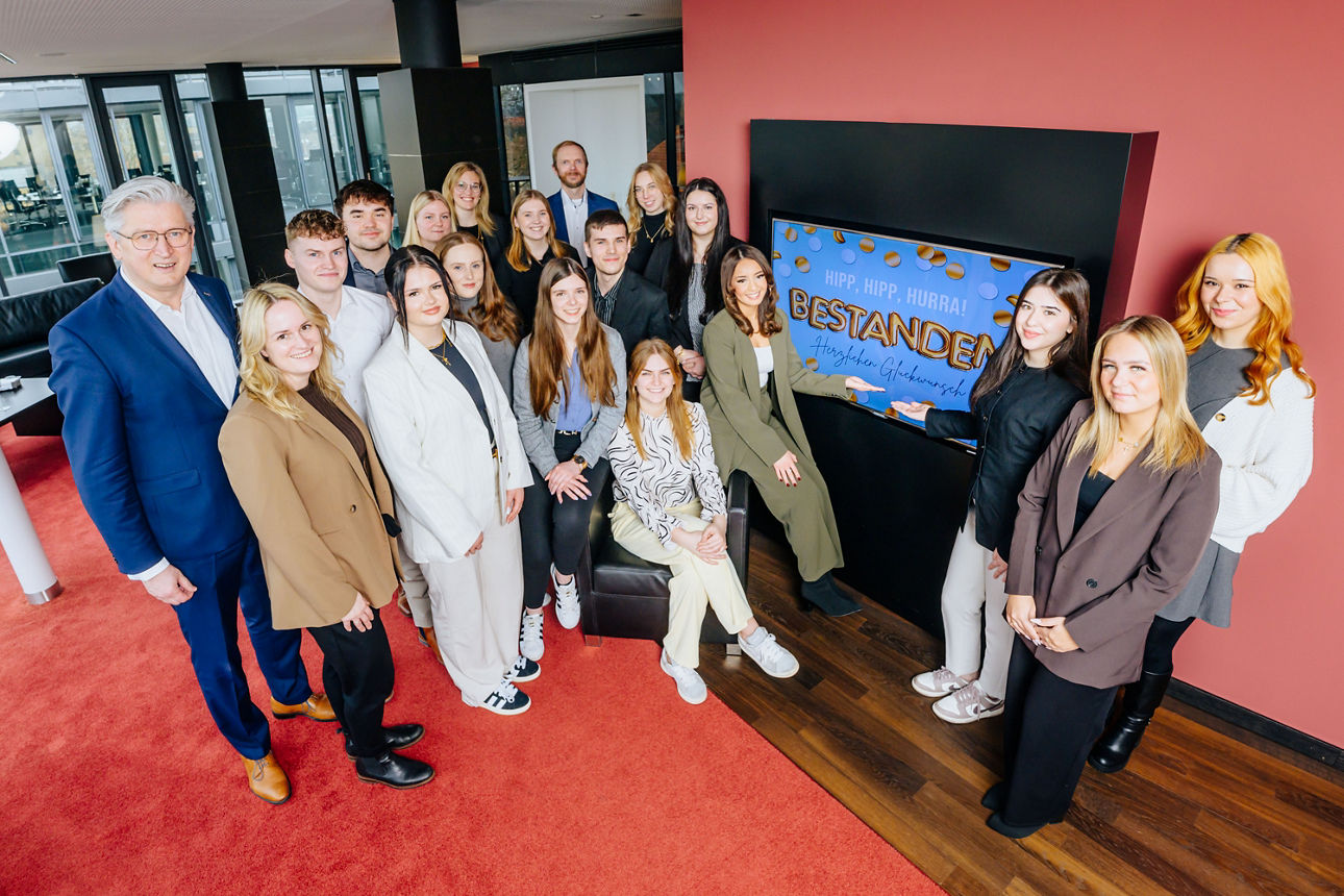 Die Auszubildenden der VerbundVolksbank OWL mit dem Vorstandsvorsitzenden, dem Leiter Personalmanagement und den Ausbildungsreferentinnen
