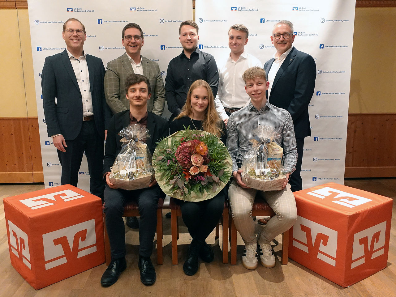 Auf dem Bild sieht man die Mitarbeiter die einen Abschluss oder eine Weiterbildung erreicht haben.