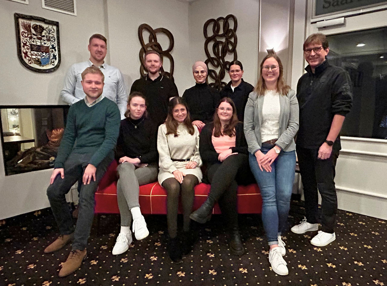 Gruppenfoto der Auszubildenen mit Ausbildungsleitung und Vorstandsvorsitzendem