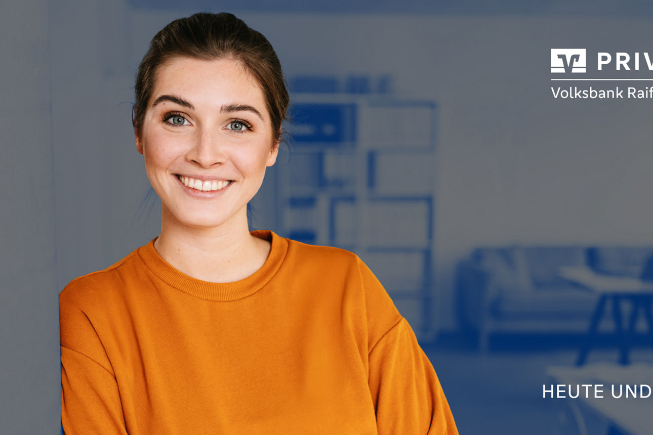 Junge Frau lehnt ander Wand mit verschränkten Armen - zufrieden lächelnd