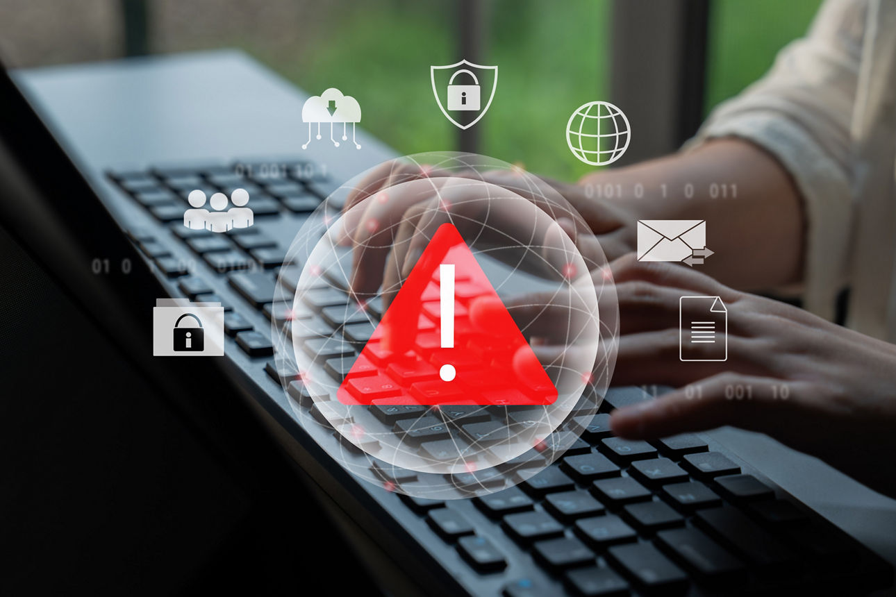 Ausrufezeichen vor Computerbidlschirm