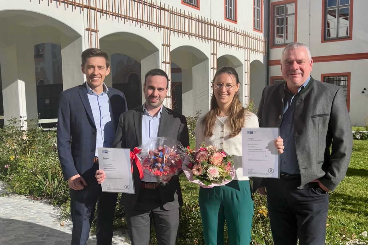 freuten sich über einen Blumen-bzw. Wurststruß: Sebastian Neubauer und Rosi Heimgreiter (Mitte) mit den Vorständen.