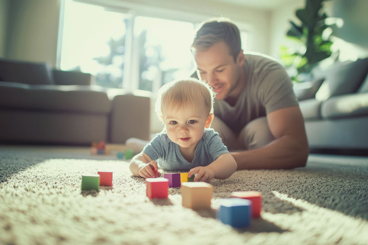 Vater spielt mit Baby
