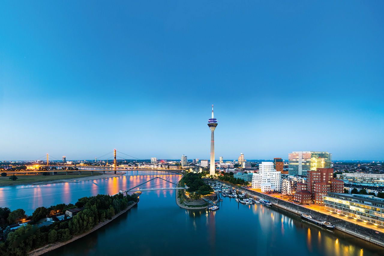 Düsseldorfer Medienhafen in der Abenddämmerung.