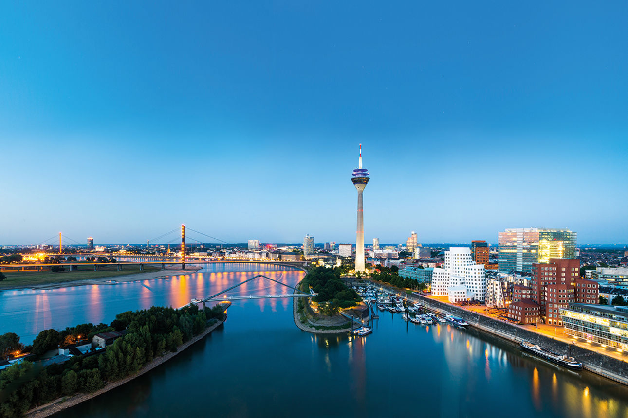 Düsseldorfer Medienhafen in der Abenddämmerung.