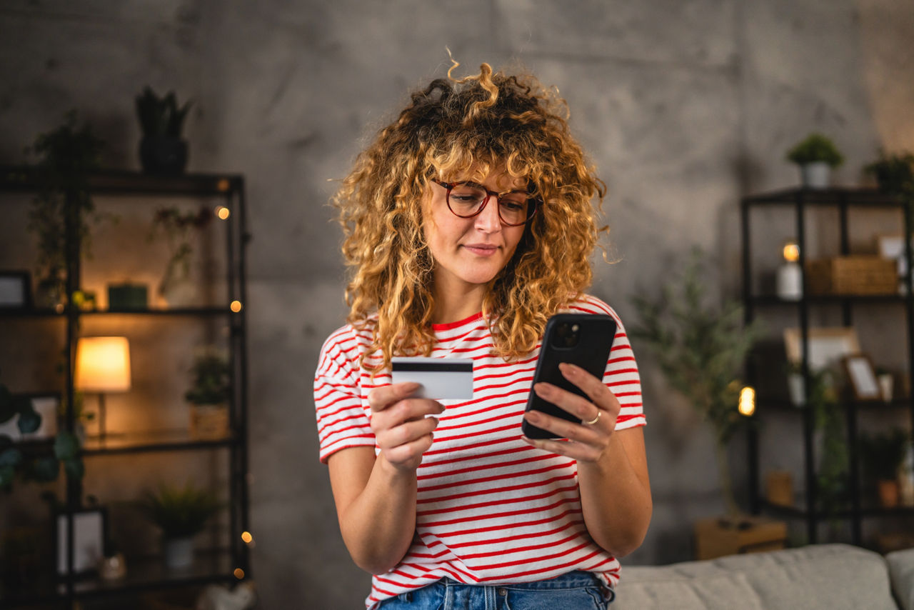 Frau überprüft ihr Onlinebanking mit unseres Girokontos