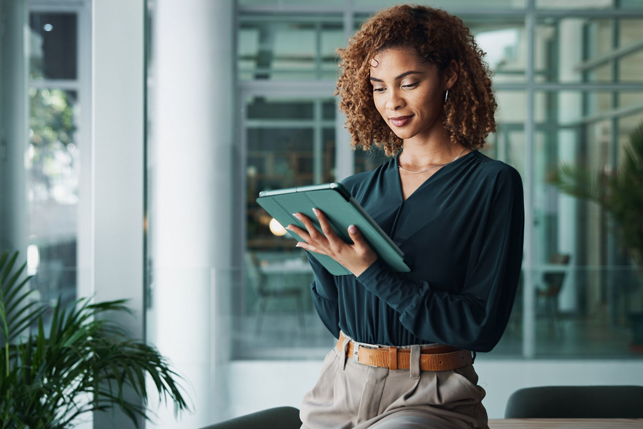 Eine Frau mit einem Tablet in der Hand arbeitet