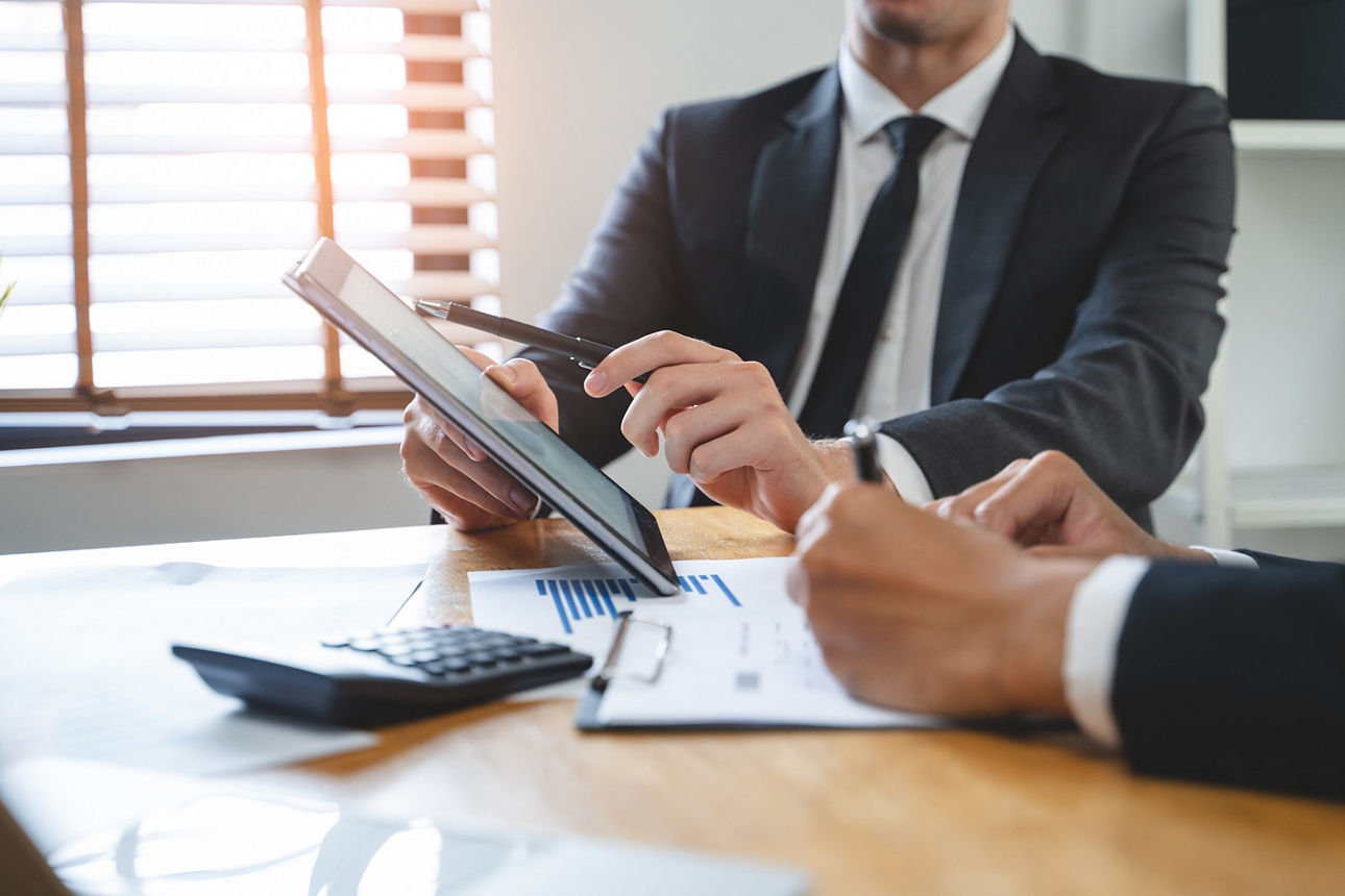 Zwei Männer im Gespräch