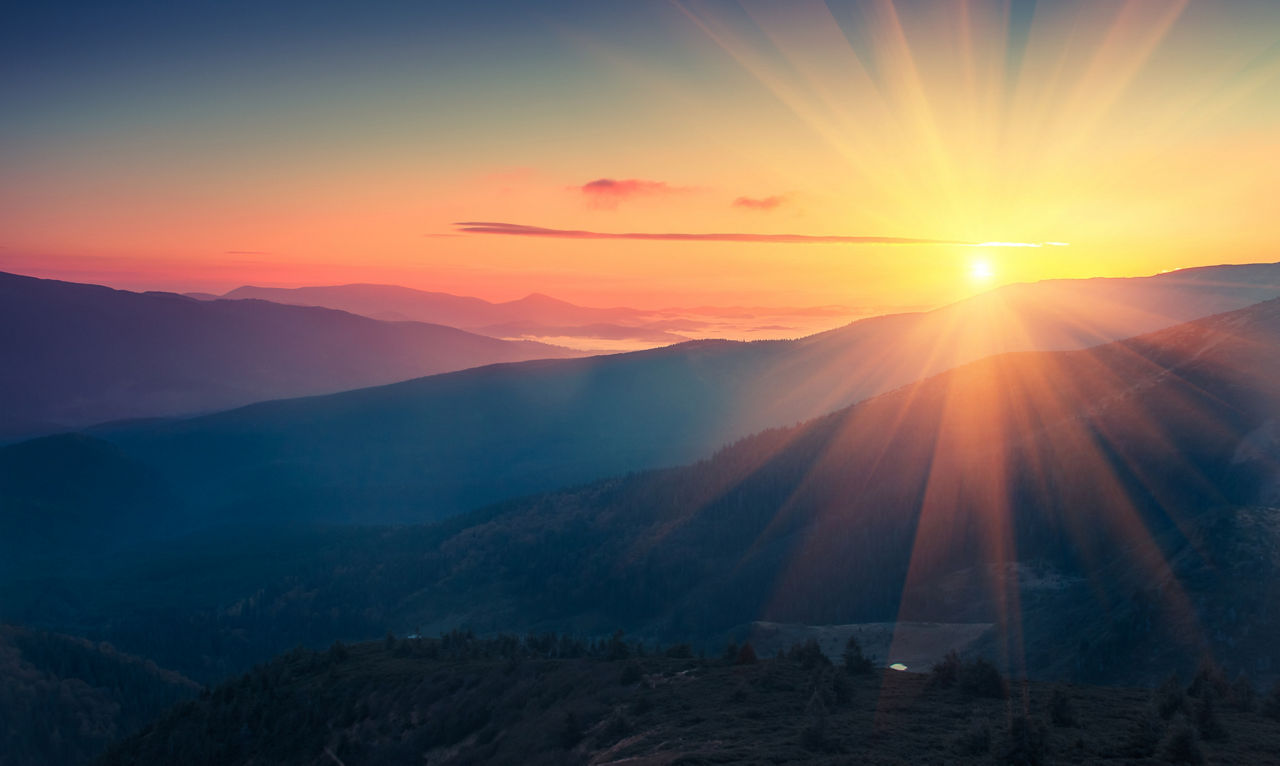 Sonnenaufgang über einer bergigen Landschaft