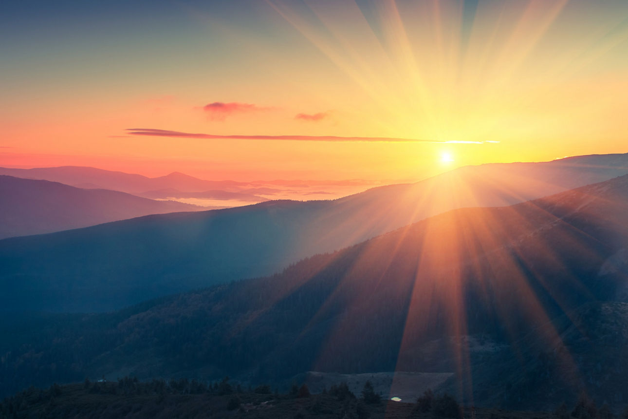 Sonnenaufgang über einer bergigen Landschaft