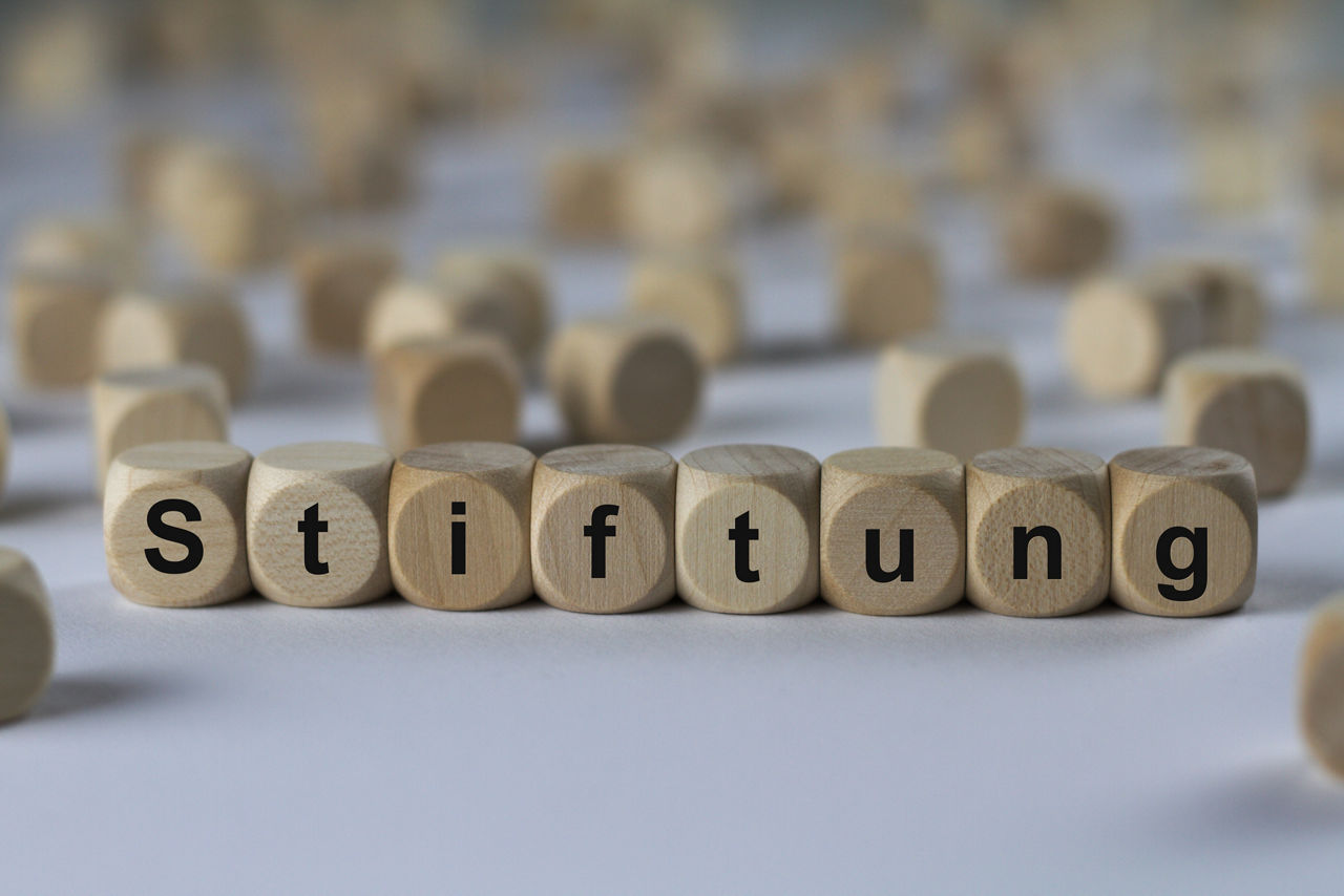 Holzwürfel mit Buchstaben, die das Wort "Stiftung" darstellen.