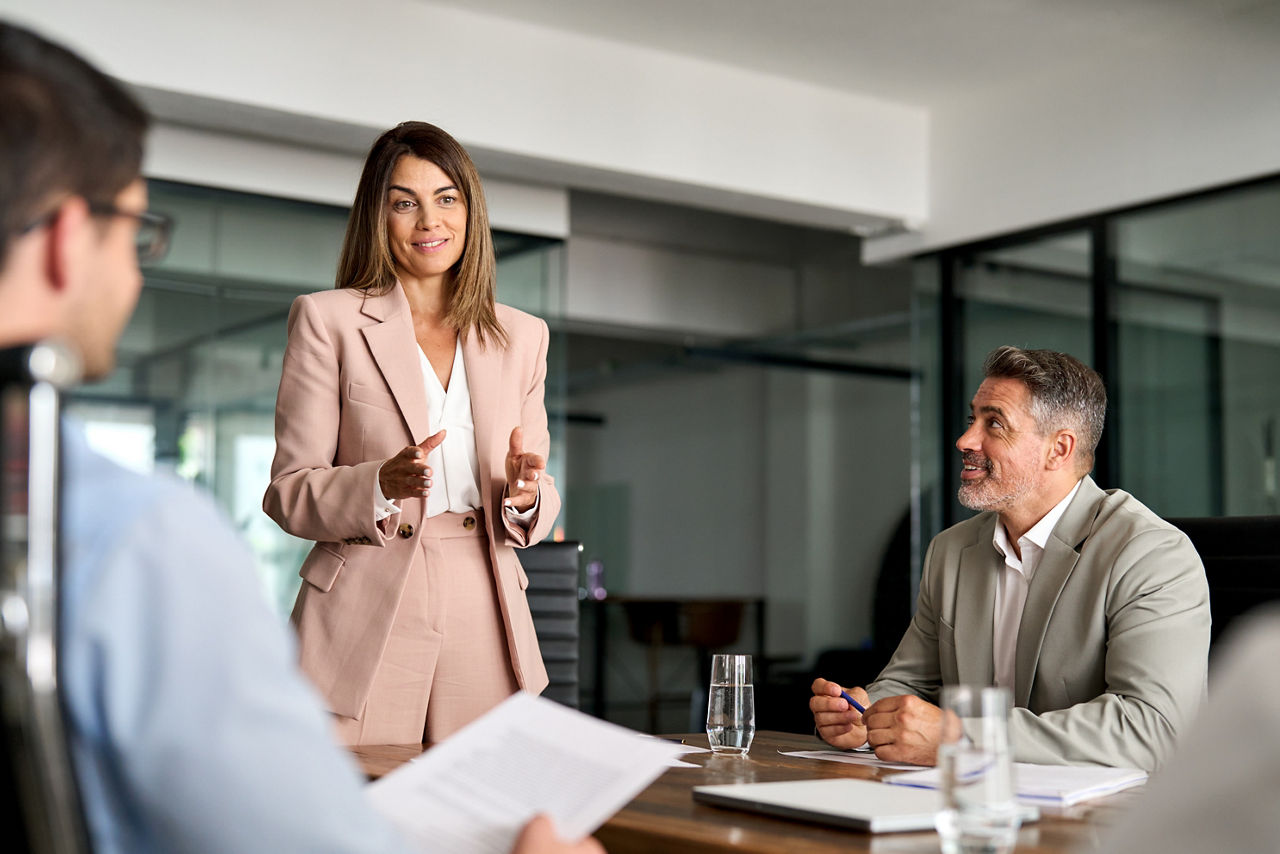 Geschäftsführerin und Betriebsleiter lachend an einem Arbeitstisch