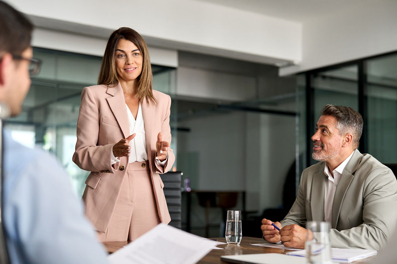 Geschäftsführerin und Betriebsleiter lachend an einem Arbeitstisch