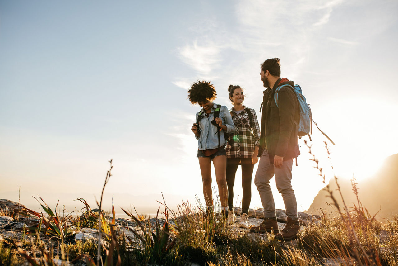 eine glückliche Gruppe macht eine Wanderung