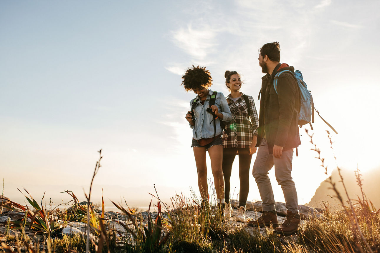 eine glückliche Gruppe macht eine Wanderung