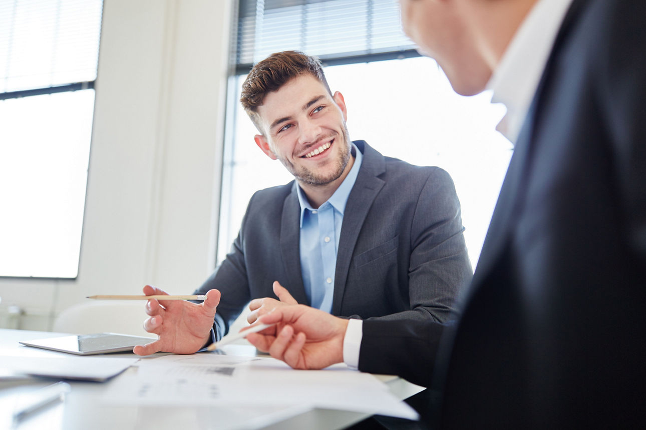 Geschäftsleute bei der Business Planung in Teamarbeit.