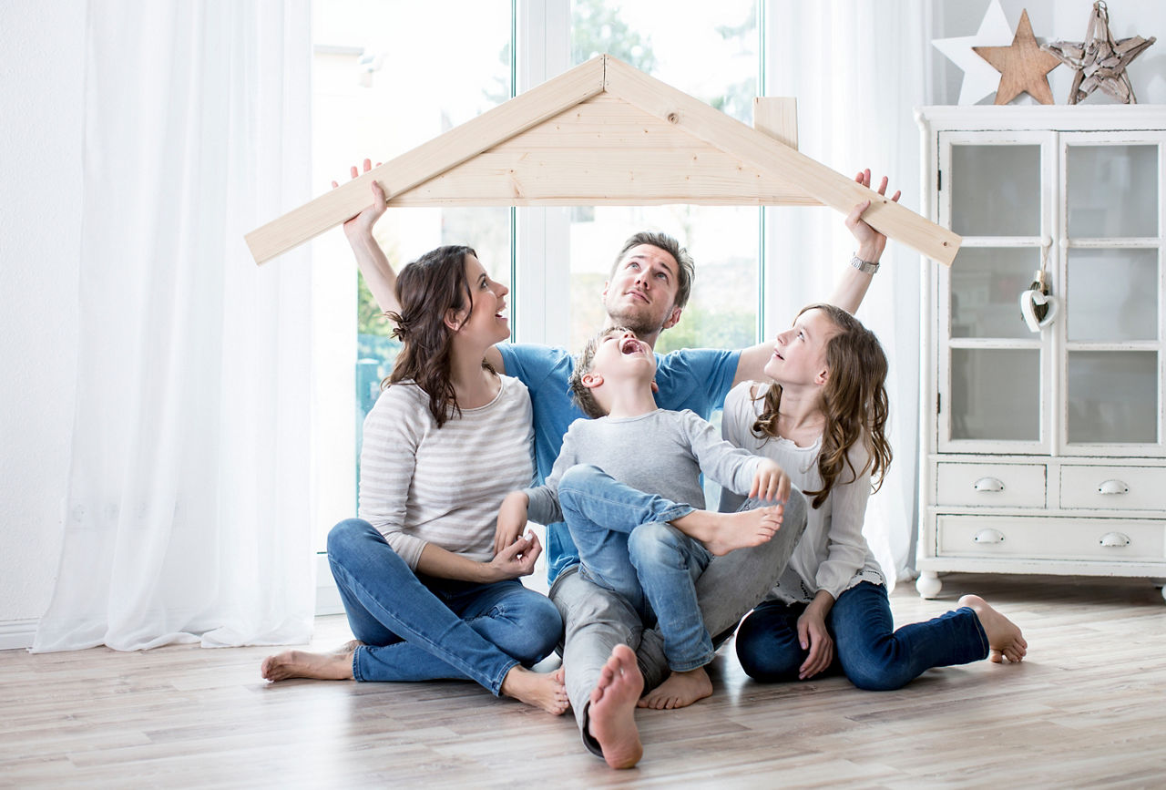 Familie sitzt im Wohnzimmer 