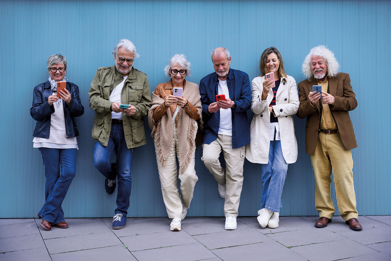 Mobiles Banking für alle Kunden - Ihre VBLH hilft! Ältere Leute mit Smartphone