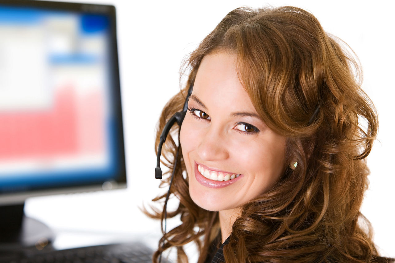 Frau im Callcenter lächelt