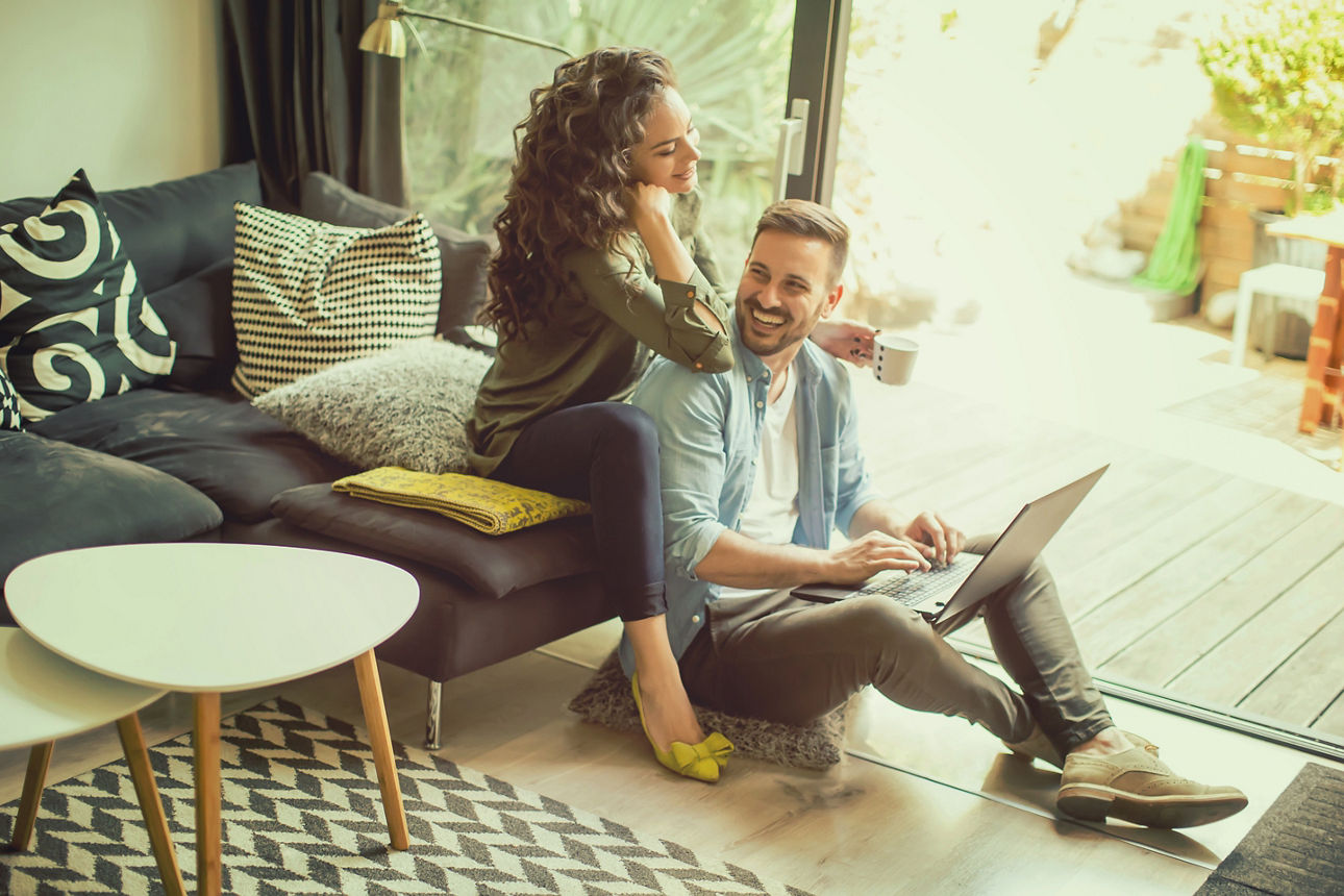 Ehepaar freut sich in ihrem Haus über ein Fond bei der Union Investment 