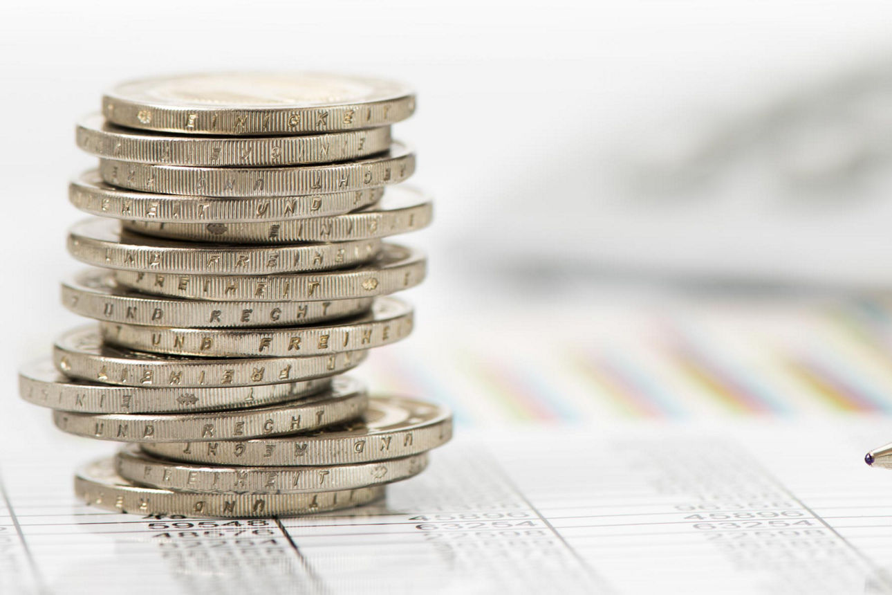 Stapel Euro Münzen auf Chart und Zahlentabelle