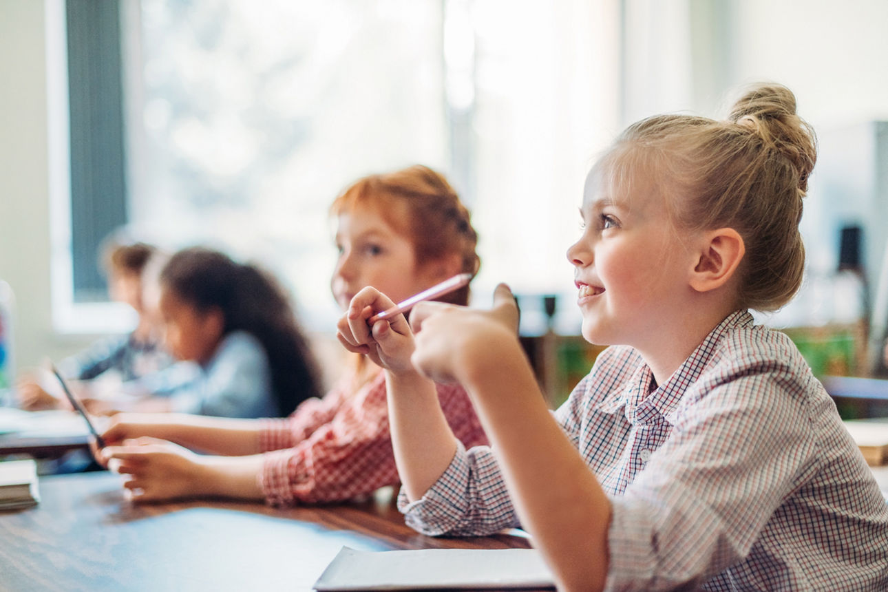Mädchen sitzen aufmerksam im Klassenzimmer