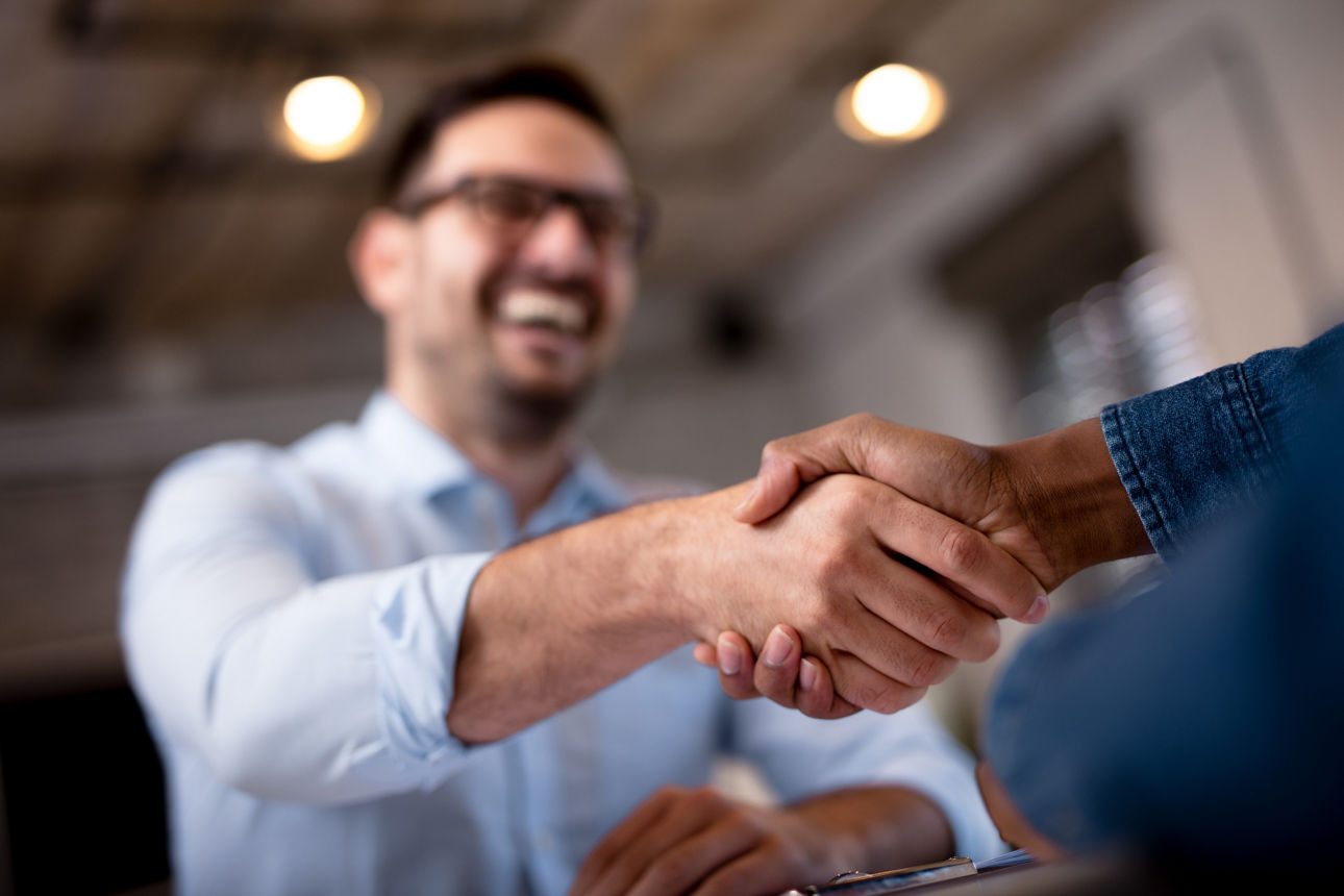 Handshake von zwei Business Herren