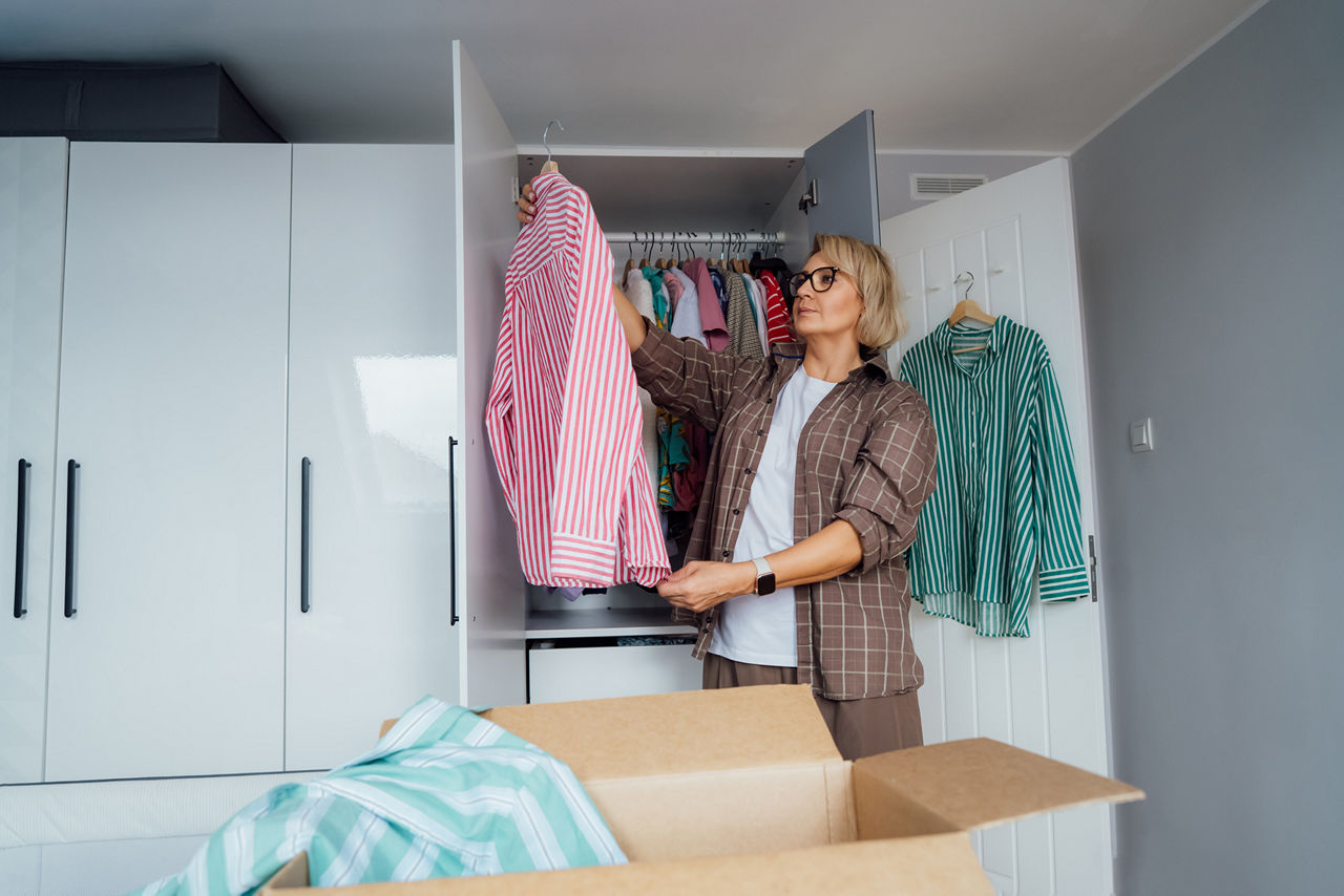Frau mistet ihren Kleiderschrank aus