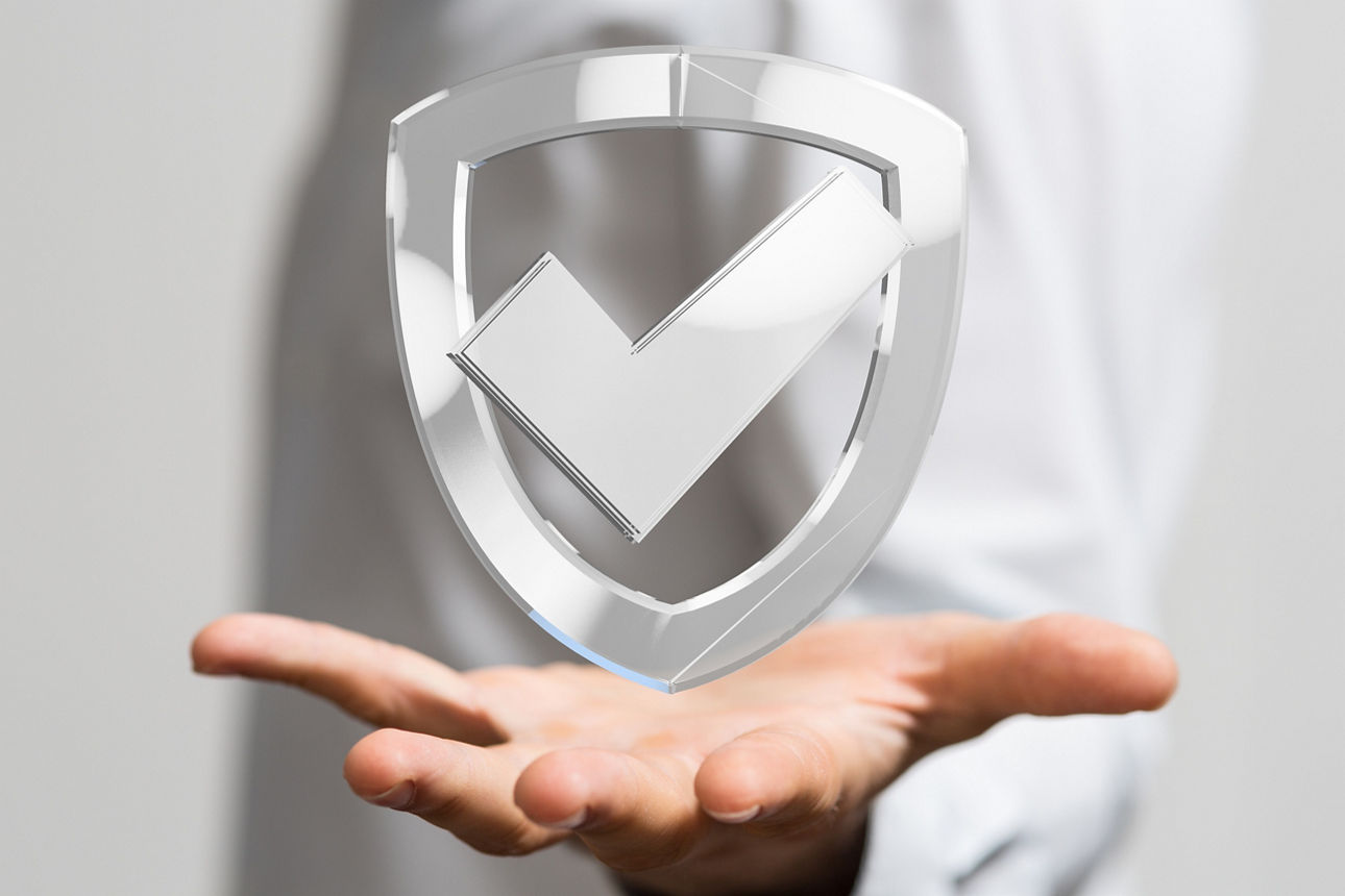 Eine Hand hält ein das Sicherheitssymbol