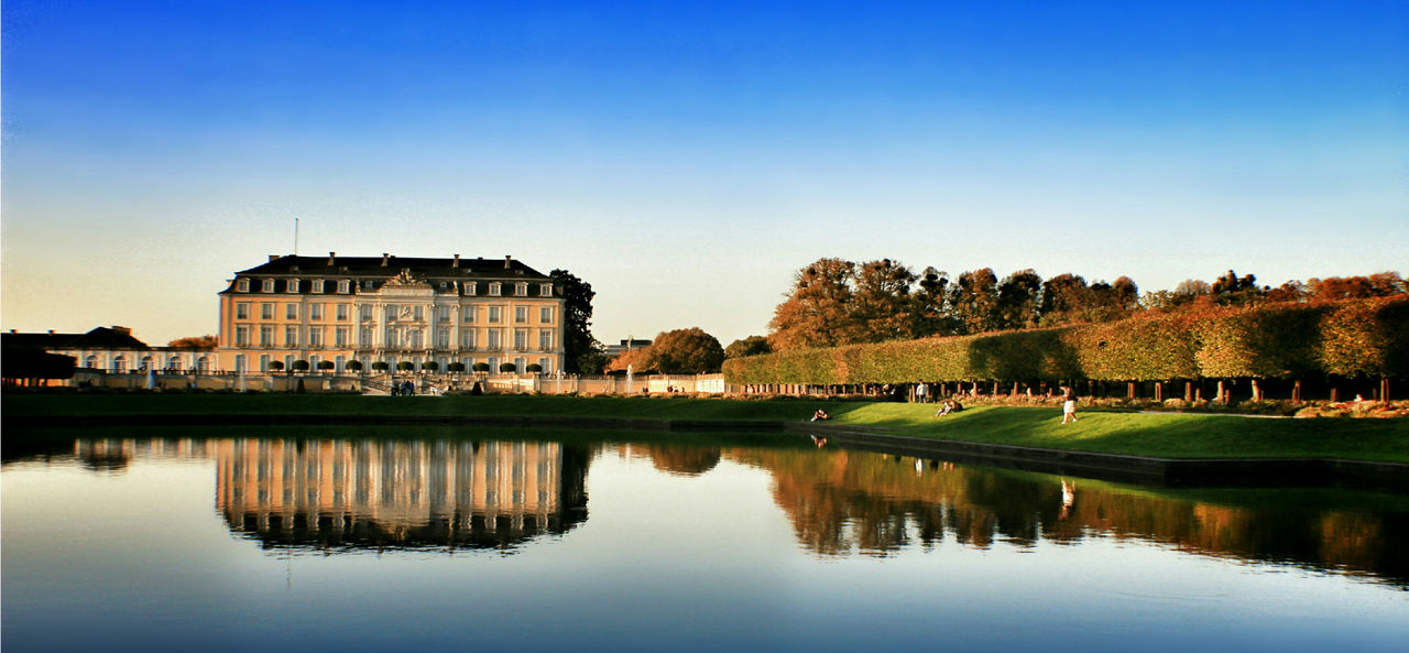 Ein Schloss in einem Park