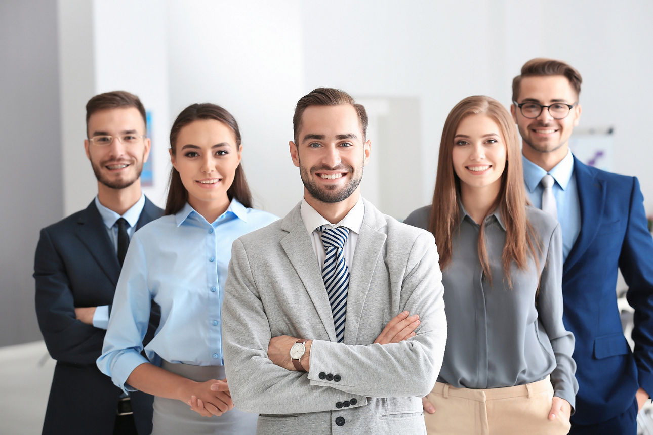 Fünf Personen stehen nebeneinander