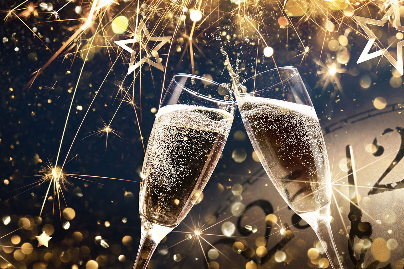 Frohes Neues Jahr 2026 Sektgläser und Feuerwerk